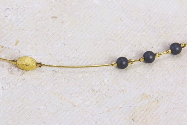 Collier Dela, Silber vergoldet mit Hämatinkugeln, von Bernd Wolf